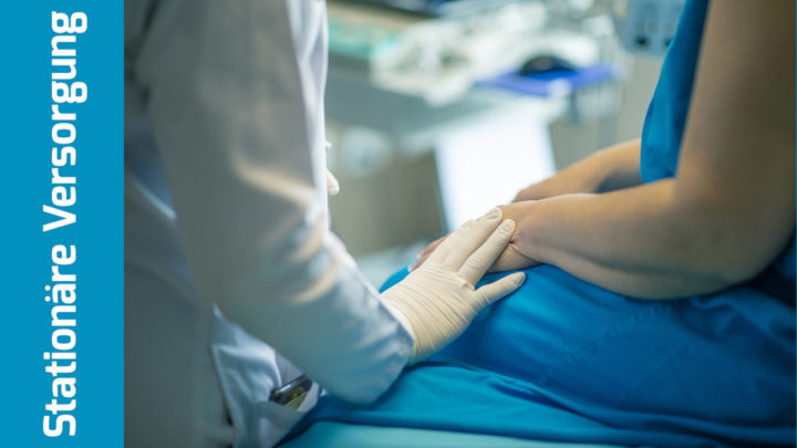 Arzthand mit Handschuh auf dem Arm einer Patientin