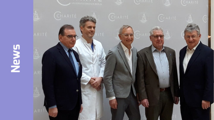 5 Herren stehen nebeneinander, einer im weißen Arztkittel, in der Mitte Dr. Axel Schroeder