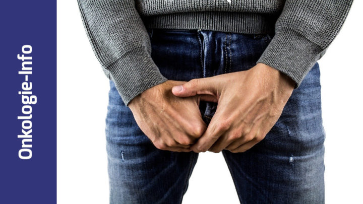 Ausschnitt eines Fotos von einem Mann in Pullover und Jeans, der sich die Hände vor die Genitale hält
