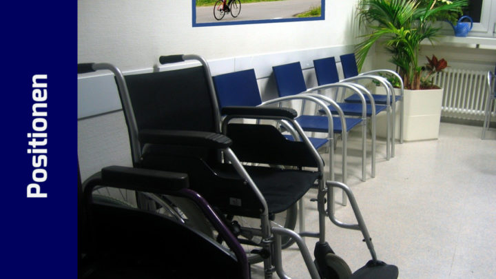 Ein leeres Wartezimmer mit einfachen Stühlen und Rollstühlen