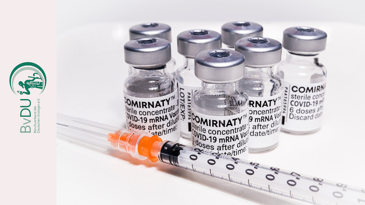 Impfstofffläschchen "Comirnaty" von Biontech / Pfizer. Davor eine Spritze.