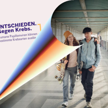 Ein jugendliches Paar in einem Gang (ggf. eine Überführung über eine Straße) mit Glasfenstern an den Seiten. Das Foto erscheint an der linken Seite aufgerollt und gibt das Logo der Kampagne frei.