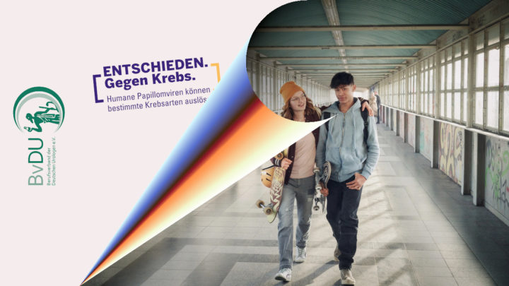 Ein jugendliches Paar in einem Gang (ggf. eine Überführung über eine Straße) mit Glasfenstern an den Seiten. Das Foto erscheint an der linken Seite aufgerollt und gibt das Logo der Kampagne frei.