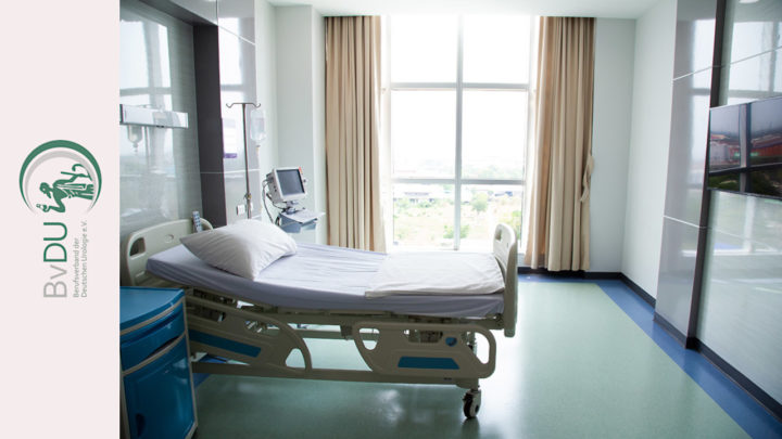 Zimmer mit Krankenbett vor einem Fenster im Krankenhaus