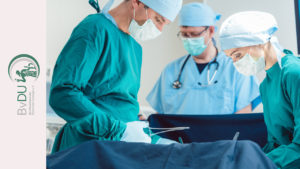 3 Ärzte und Ärztinnen arbeiten konzentriert an ener Operation