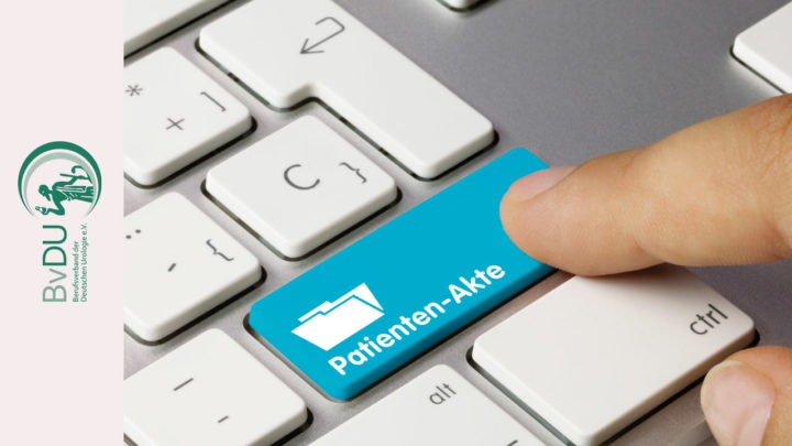 Tastatur mit einem Finger auf der Taste "Patienten Akte"