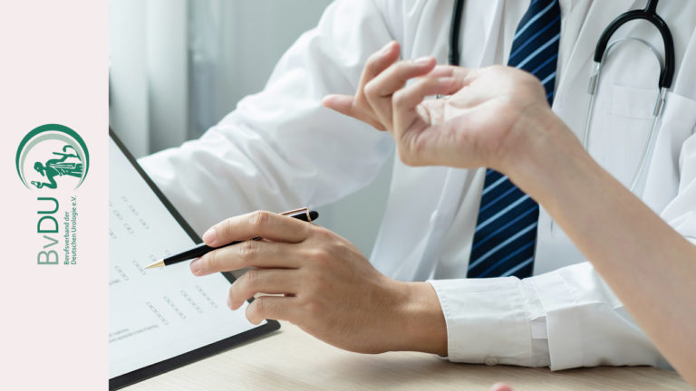 Patientin zeigt auf einen Auswahlbogen, den ihr ein Arzt präsentiert