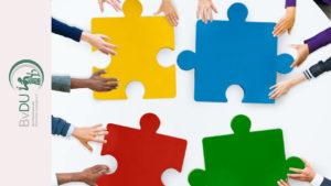 Verschiedene Hände die Puzzelteile zusammenfügen