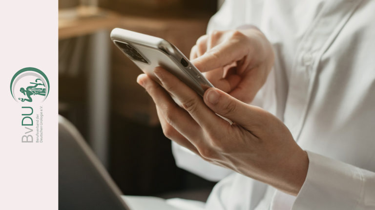 Frau bucht online Termin über ihr Smartphone