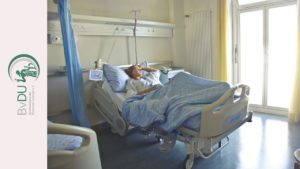 Eine Patientin im Krankenhausbett