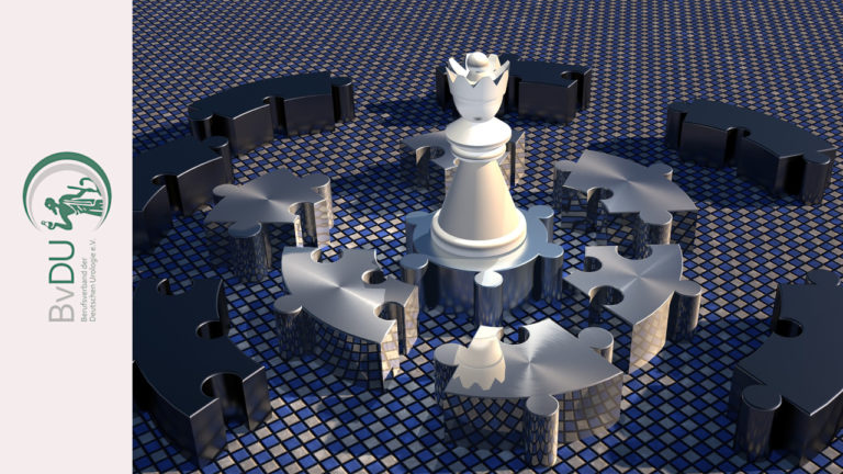 Die Schach-Königin steht auf einem hohen Sockel, der unten mit Andockstellen ausgerüstet ist. Viele massive Puzzleteile liegen im Kreis darum herum.