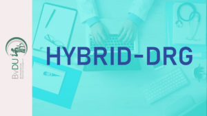 Schriftzug "Hybrid-DRG". Im Hintergrund ein Arztschreibtisch aus der Vogelperspektive.