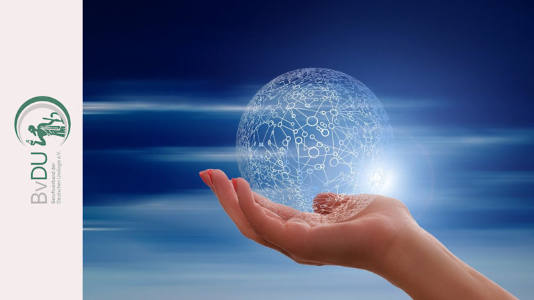 Eine Hand hält eine transparente Kugel, die aus Leiterbahnen besteht.