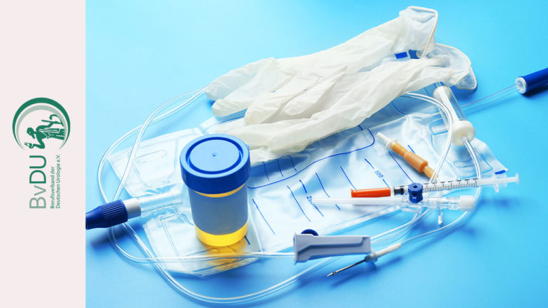 Urologische Arbeitsmaterialien auf blauem Grund