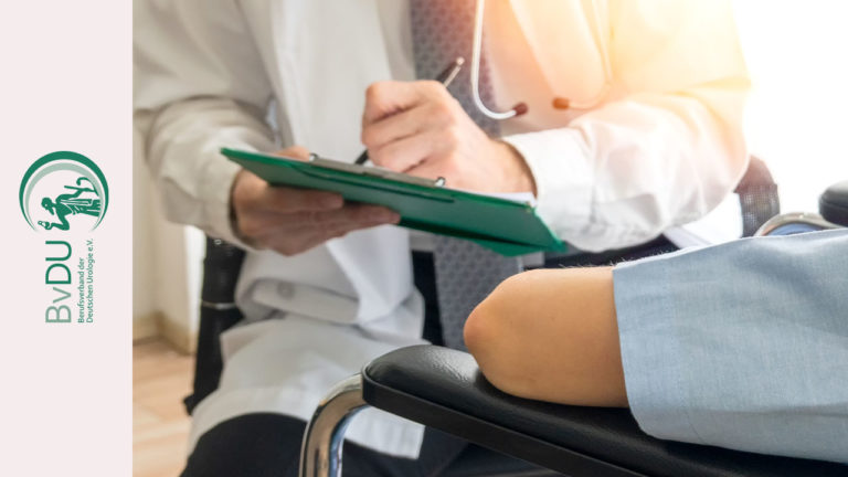 Arzt berät Patientin und schreibt auf einem Klemmbrett